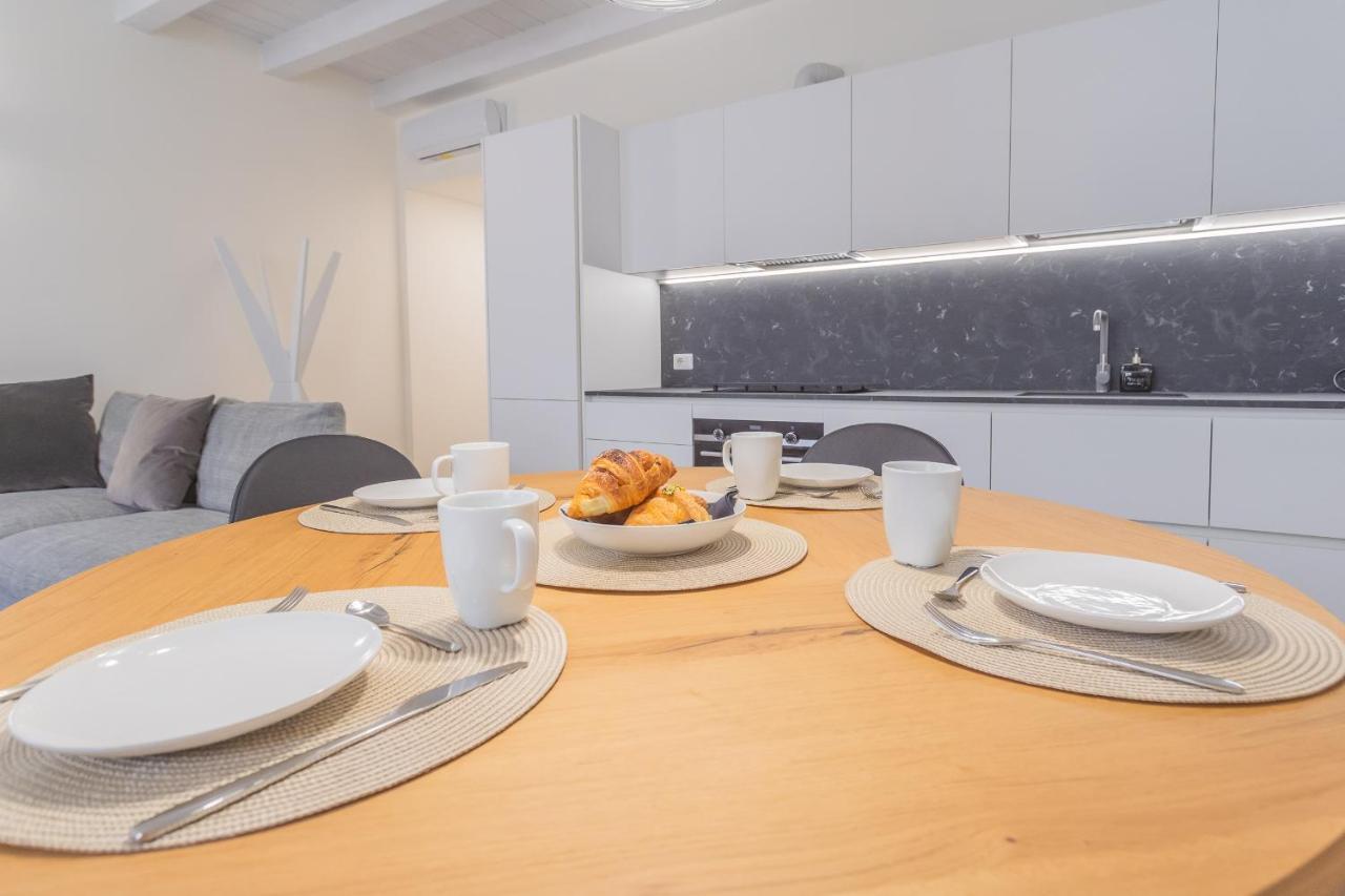 Modern & Stylish Apartment In Como City By Rent All Como Buitenkant foto
