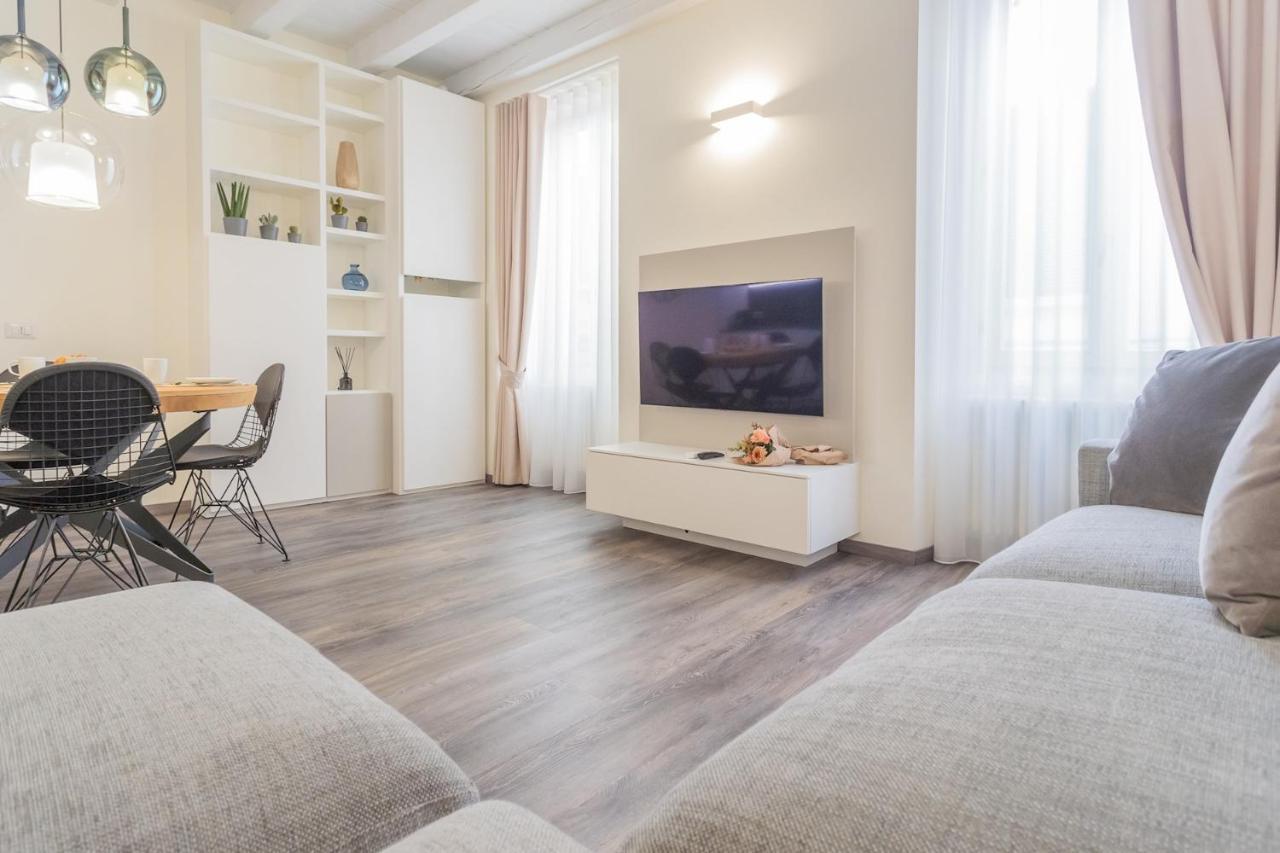 Modern & Stylish Apartment In Como City By Rent All Como Buitenkant foto